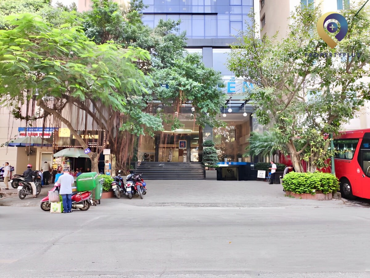 Mặt tiền tòa nhà Phú Điền với không gian xanh và lối vào chính rộng rãi - hình ảnh từ Property Plus